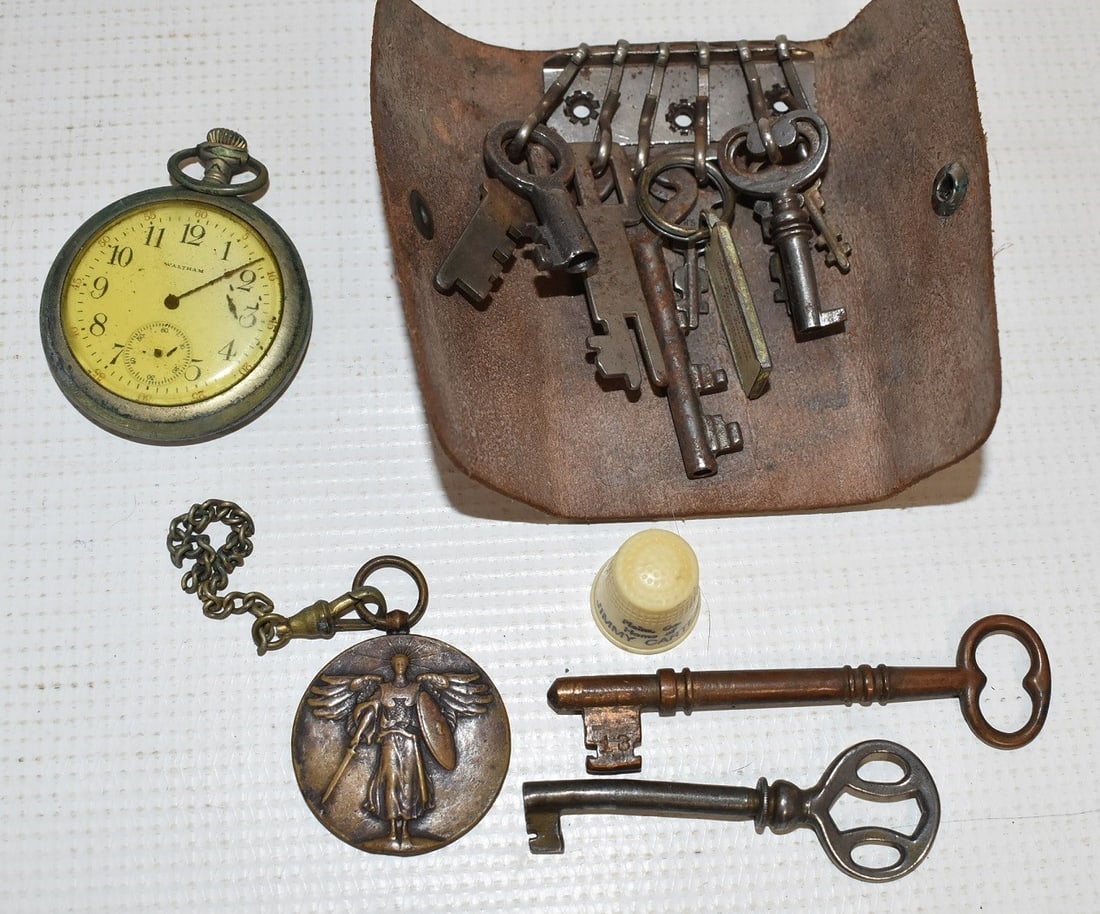 LOT ASSORTED KEYS & MEDALS (1 of 7)