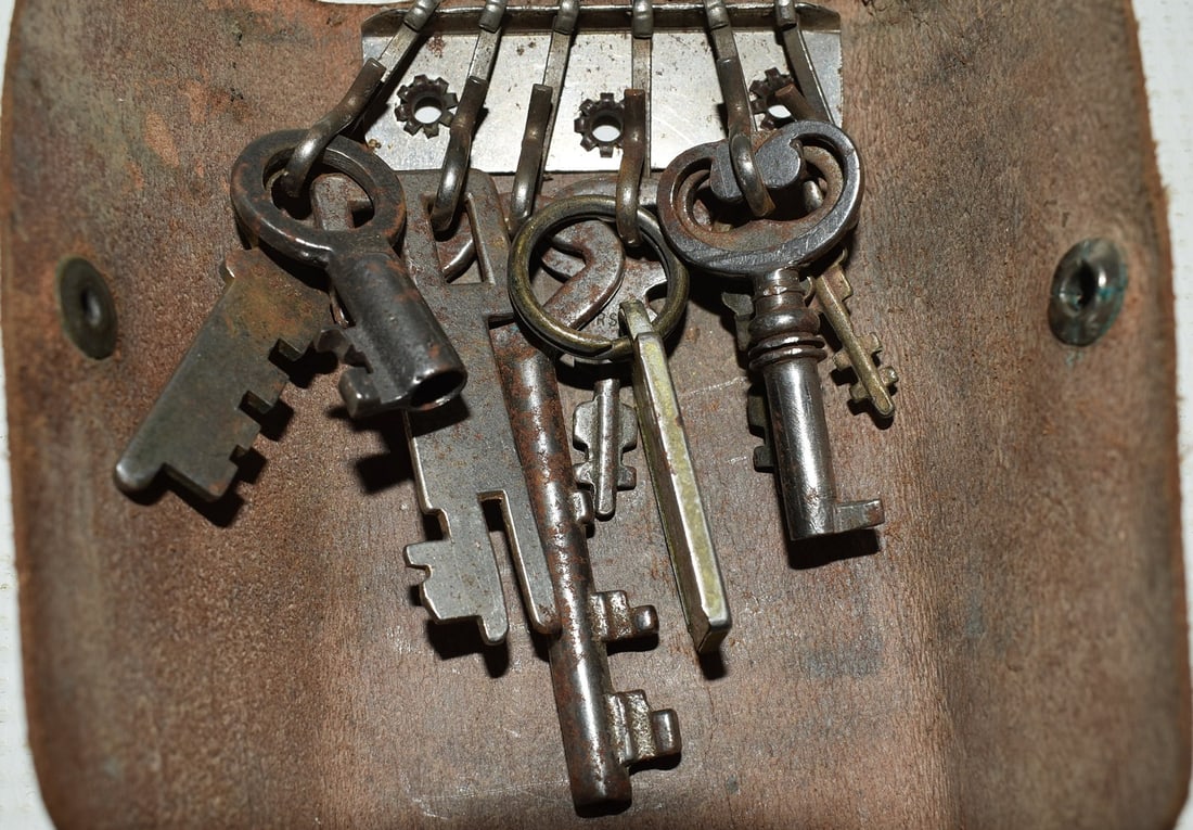 LOT ASSORTED KEYS & MEDALS - 2