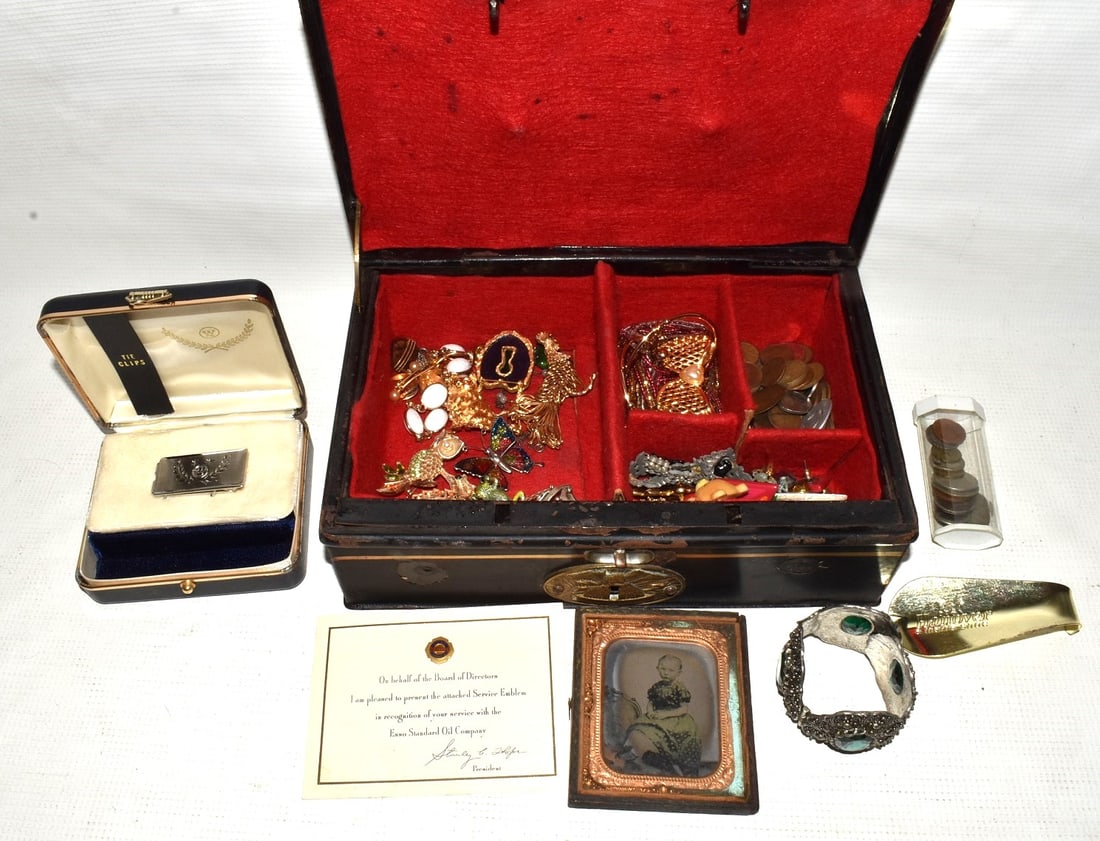 DECO METAL JEWELRY BOX W/CONTENTS: DECO METAL JEWELRY BOX W/CONTENTS