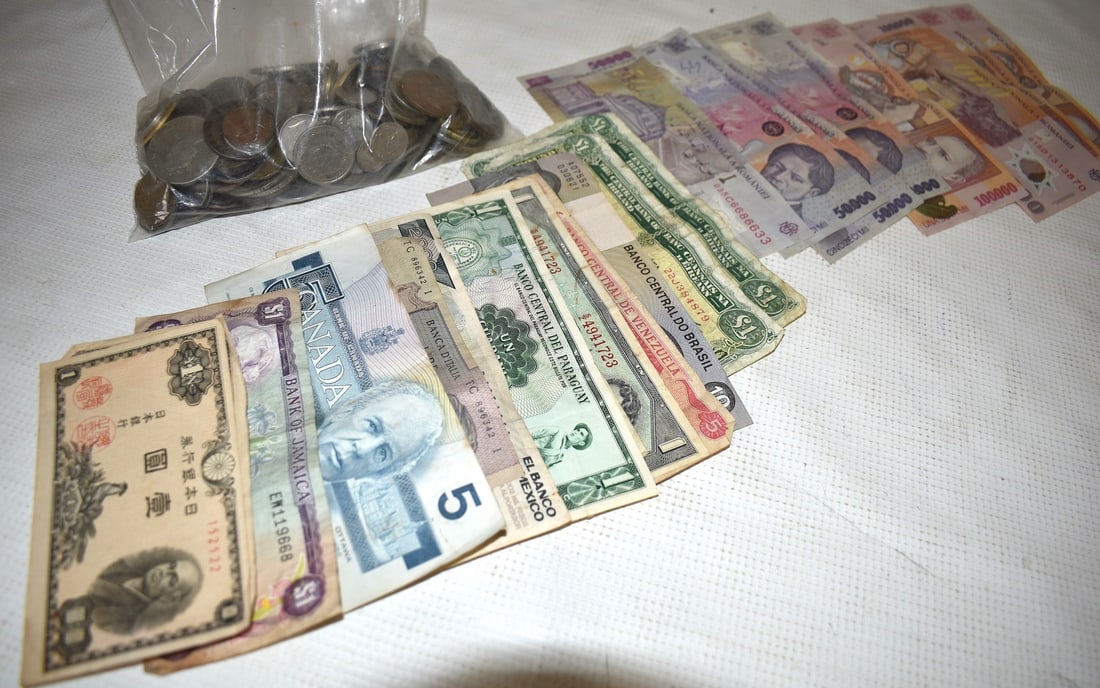 LOT ASSORTED FOREIGN CURRENCY/COIN - 3