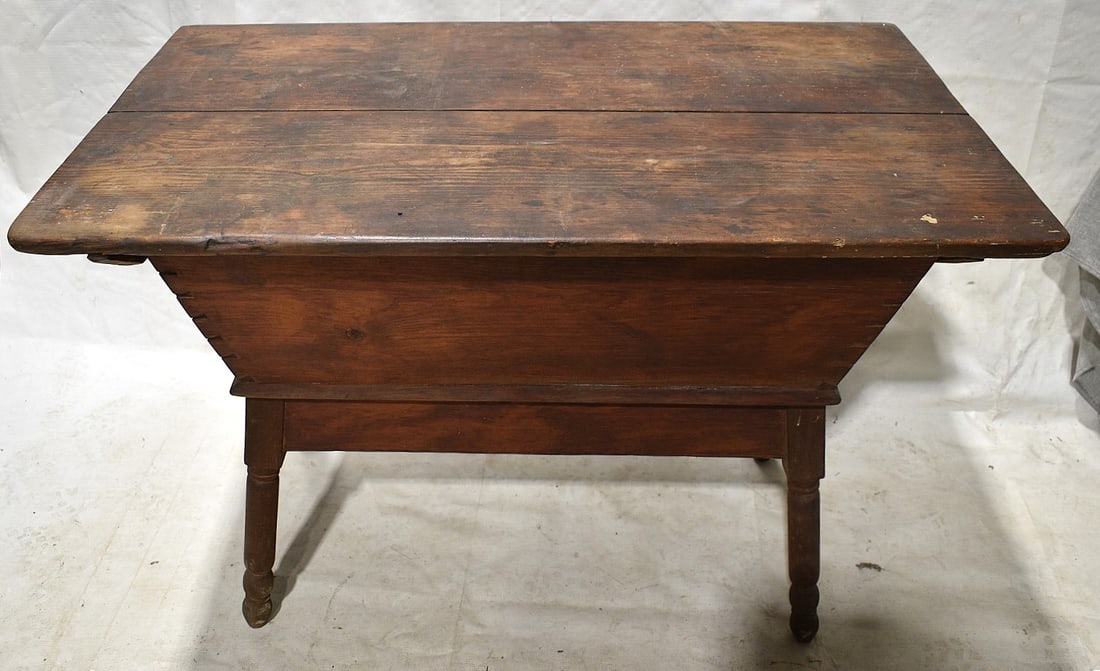 COUNTRY PINE DOVETAILED DOUGH BOX, 19TH C. (1 of 5)