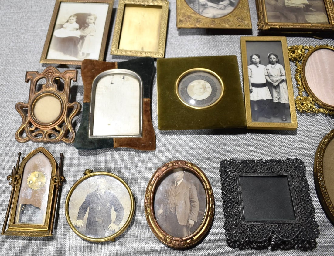 LOT ASSORTED BRASS, IRON & MATERIAL PICTURE FRAMES - 5