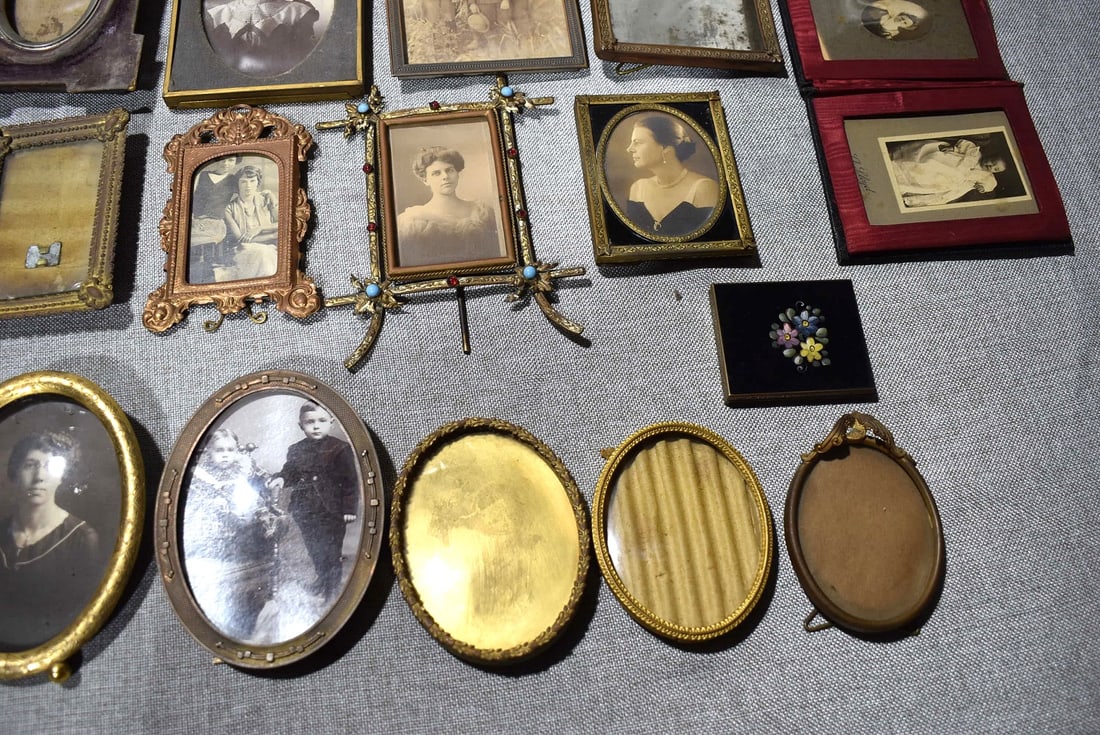 LOT ASSORTED BRASS, IRON & MATERIAL PICTURE FRAMES - 7
