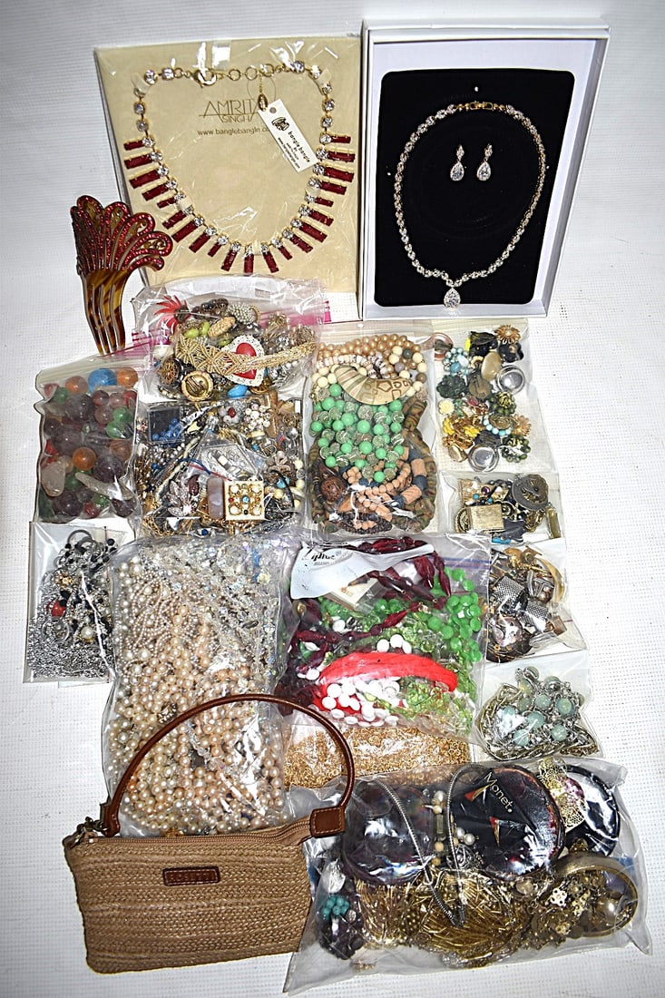 HUGE LOT ASSORTED VINTAGE/COSTUME JEWELRY, 20TH C. (1 of 6)