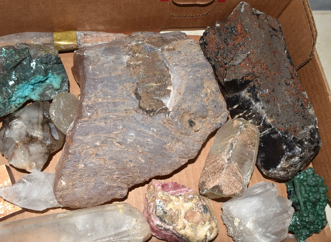 LARGE LOT ASSORTED MINERALS - 3