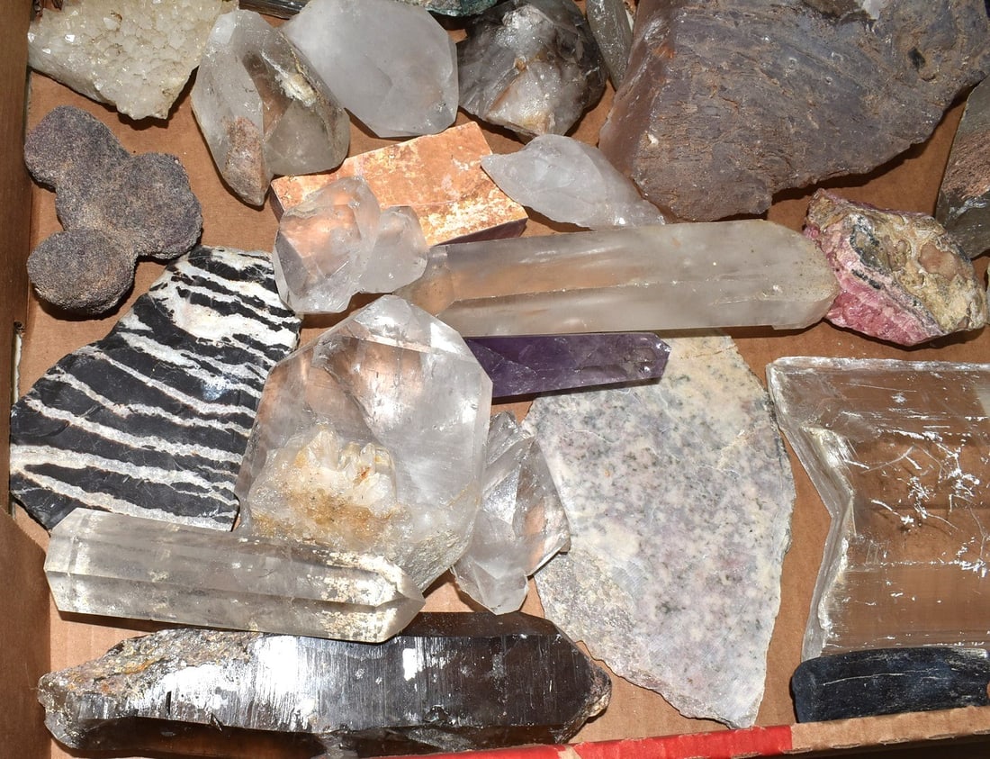 LARGE LOT ASSORTED MINERALS - 4