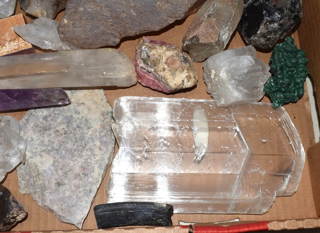 LARGE LOT ASSORTED MINERALS - 5