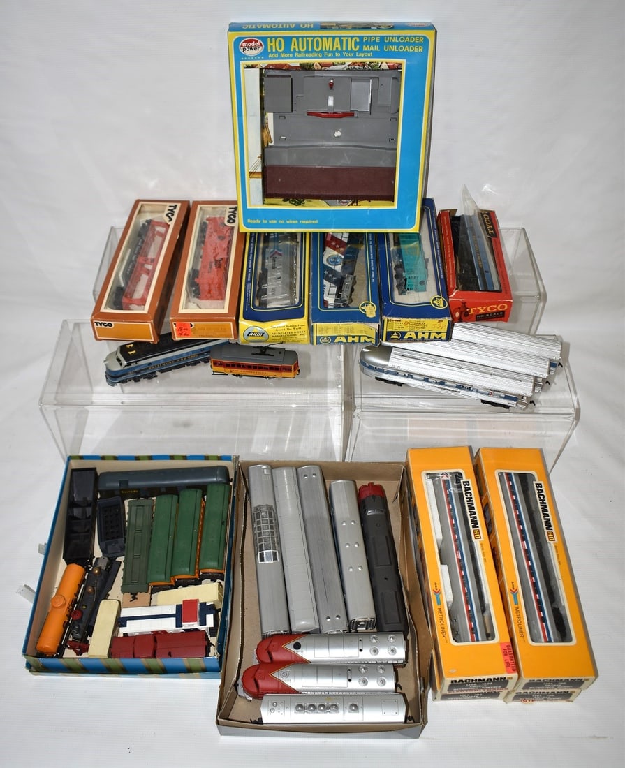 LOT ASSORT. H.O. GAUGE TRAINS INCL. LOCOMOTIVES (1 of 17)