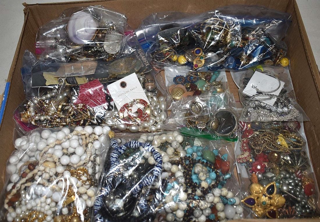 HUGE LOT ASSORTED VINTAGE/COSTUME JEWELRY, 20TH C. (1 of 10)