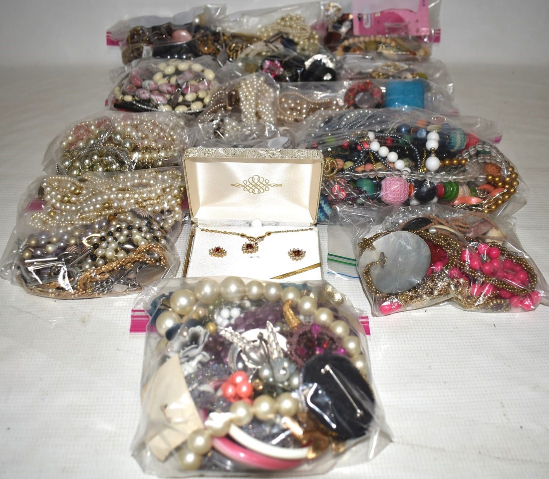 HUGE LOT ASSORTED VINTAGE/COSTUME JEWELRY, 20TH C. (1 of 2)