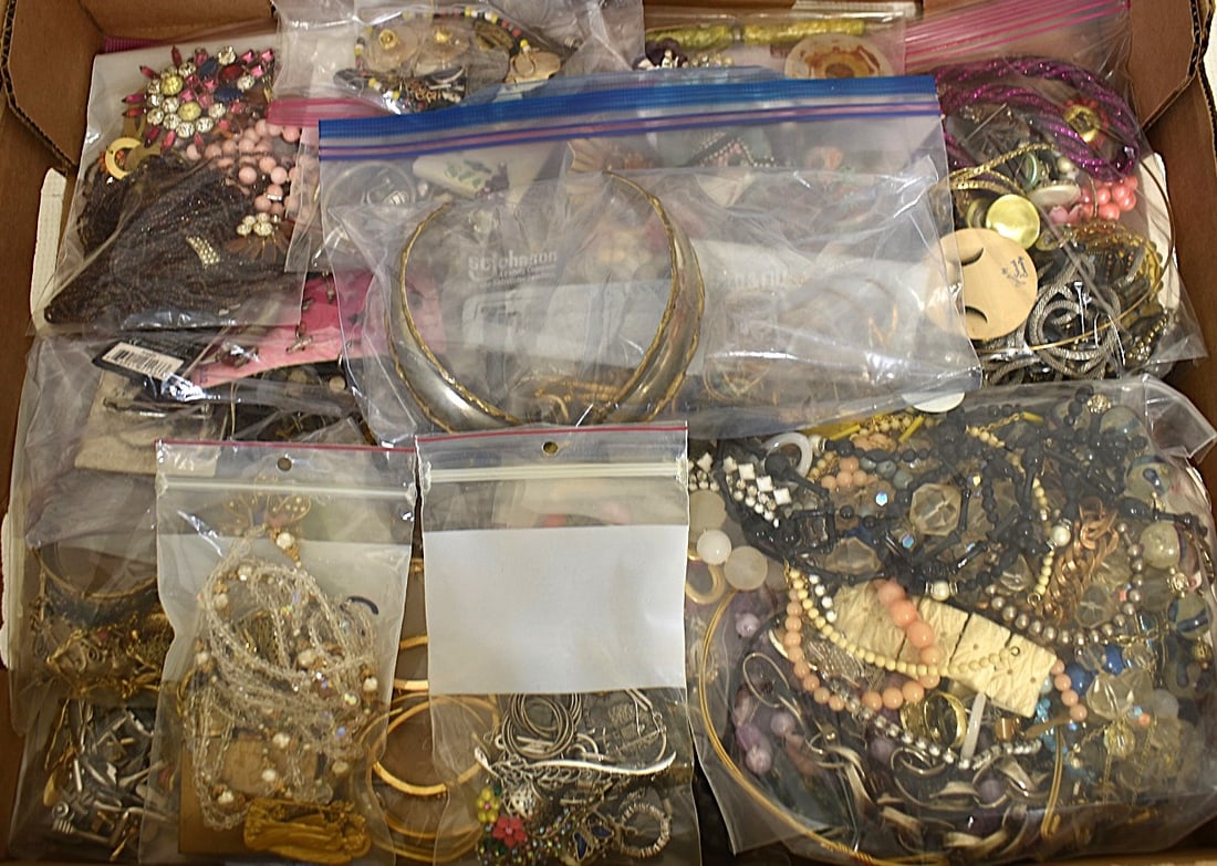 HUGE LOT ASSORTED VINTAGE/COSTUME JEWELRY, 20TH C. (1 of 8)