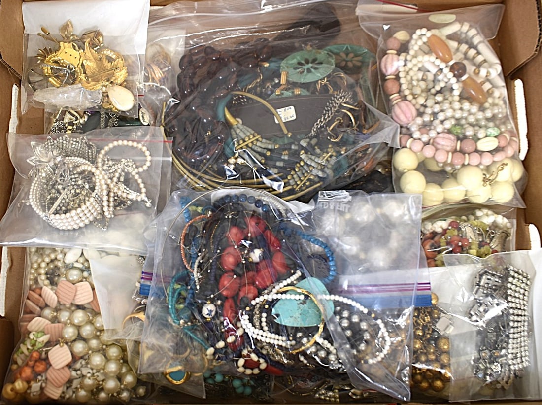 HUGE LOT ASSORTED VINTAGE/COSTUME JEWELRY, 20TH C. (1 of 11)