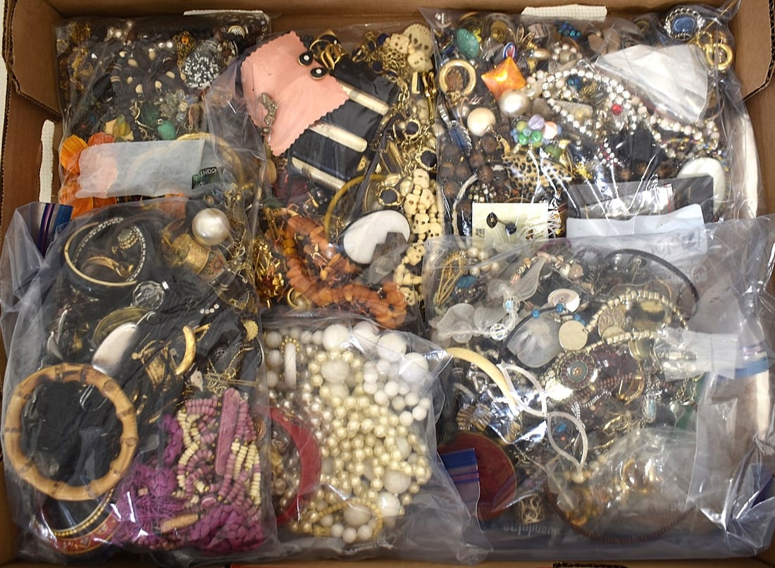 HUGE LOT ASSORTED VINTAGE/COSTUME JEWELRY, 20TH C.: HUGE LOT ASSORTED VINTAGE/COSTUME JEWELRY, 20TH C.