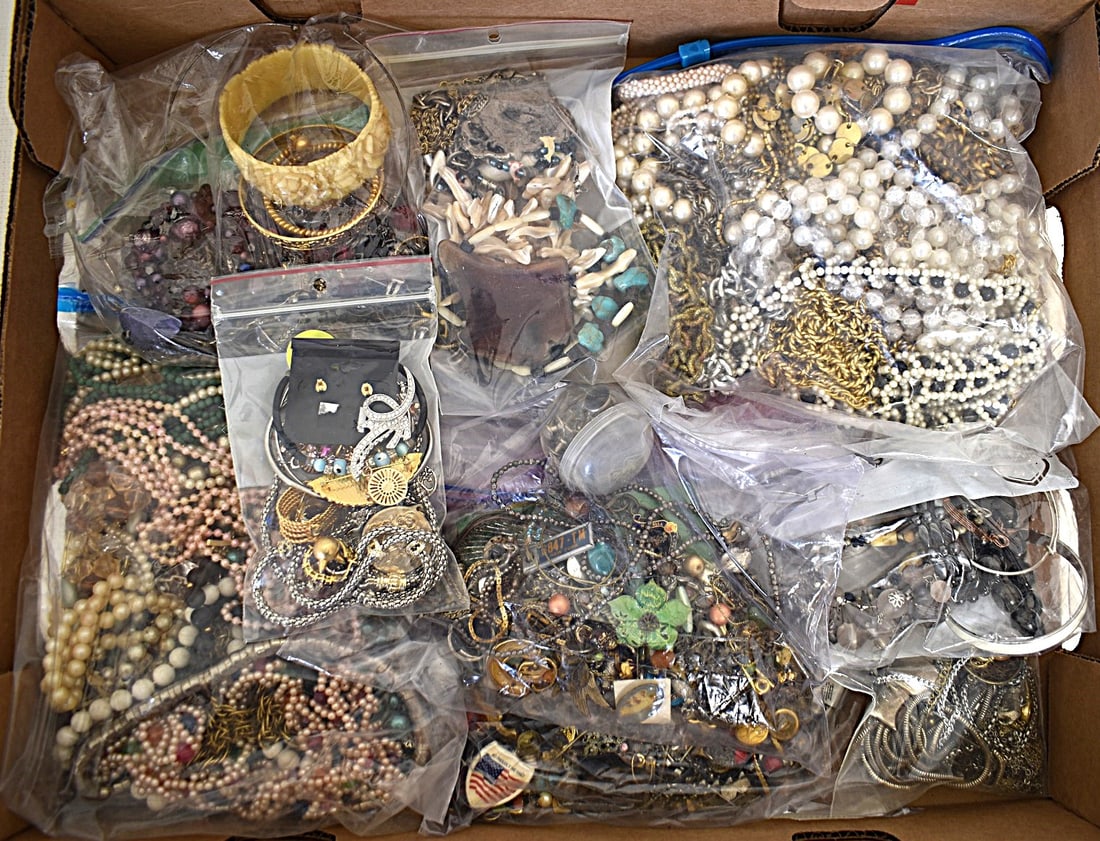 HUGE LOT ASSORTED VINTAGE/COSTUME JEWELRY, 20TH C.: HUGE LOT ASSORTED VINTAGE/COSTUME JEWELRY, 20TH C.