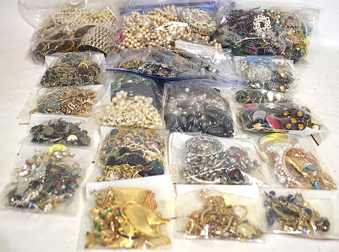 HUGE LOT ASSORTED VINTAGE/COSTUME JEWELRY, 20TH C.: HUGE LOT ASSORTED VINTAGE/COSTUME JEWELRY, 20TH C.