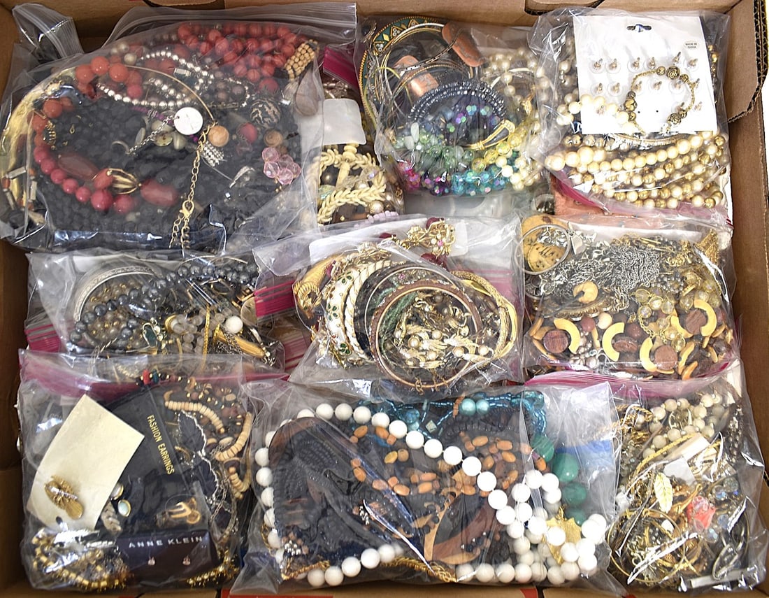 HUGE LOT ASSORTED VINTAGE/COSTUME JEWELRY, 20TH C.: HUGE LOT ASSORTED VINTAGE/COSTUME JEWELRY, 20TH C.