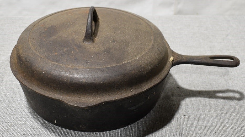 GRISWOLD CAST IRON #8 WITH LID, 19/20TH C. (1 of 6)