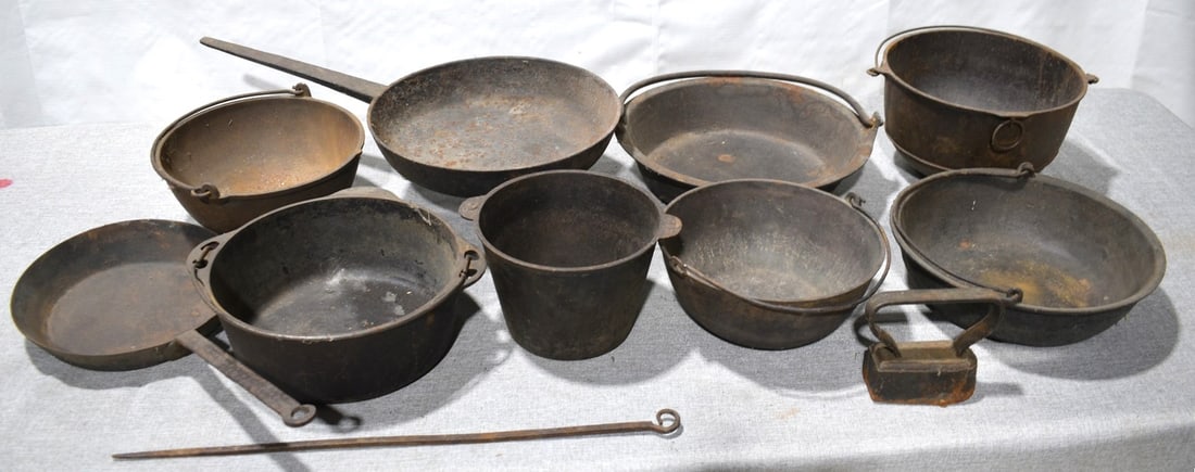 LOT (11) CAST IRON STEW POTS, LONG HANDLE FRY PANS, ETC (1 of 11)