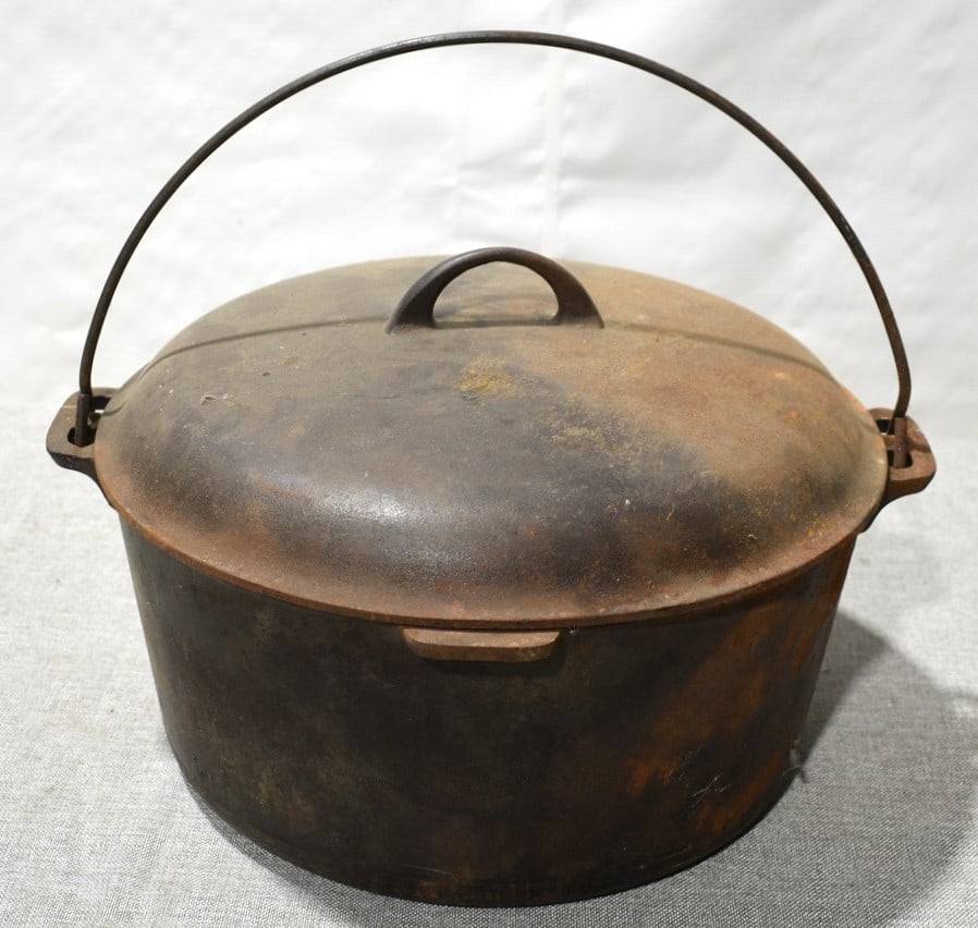 CAST IRON DUTCH OVEN WITH LID, H. 6", D. 13": CAST IRON DUTCH OVEN WITH LID, H. 6", D. 13"