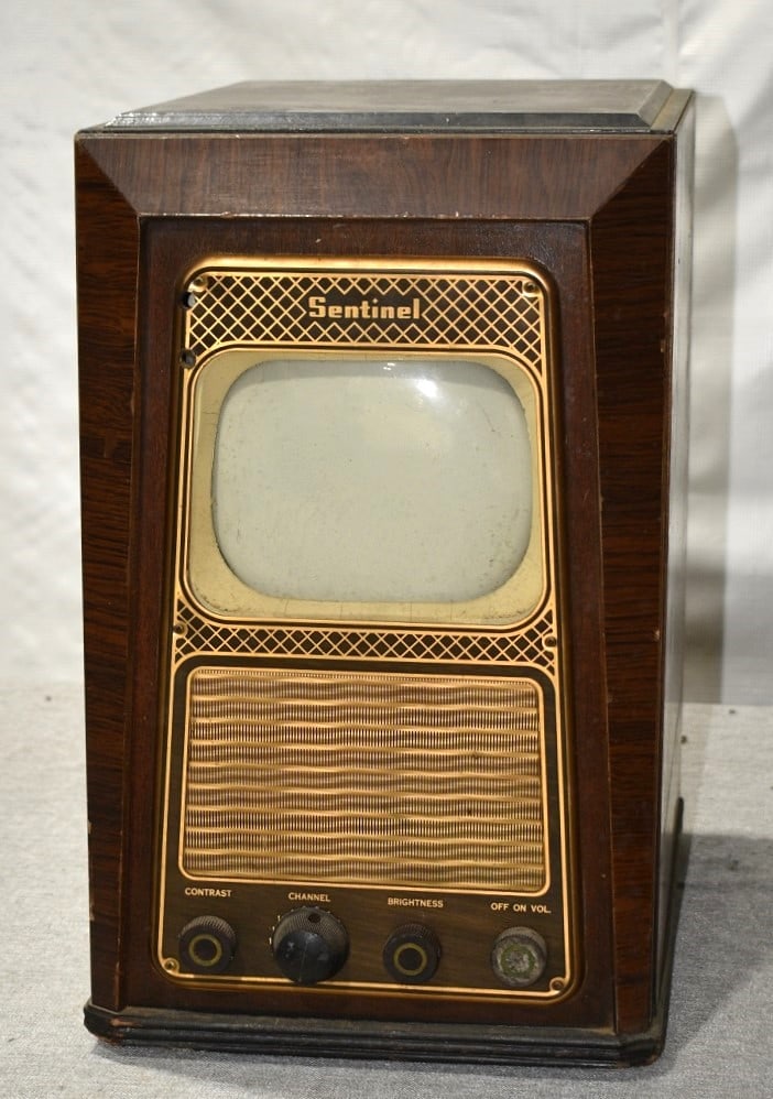 SENTINEL MAHOGANY 6" TELEVISION, C. 1940, H. 19" W. 11": SENTINEL MAHOGANY 6" TELEVISION, C. 1940, H. 19" W. 11"