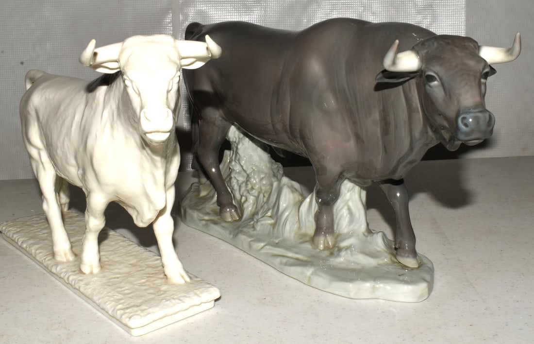 HUTSCHENREUTHER WHITE COW AND LARGE LLADRO GREY BULL: HUTSCHENREUTHER WHITE COW AND LARGE LLADRO GREY BULL, 20TH C.