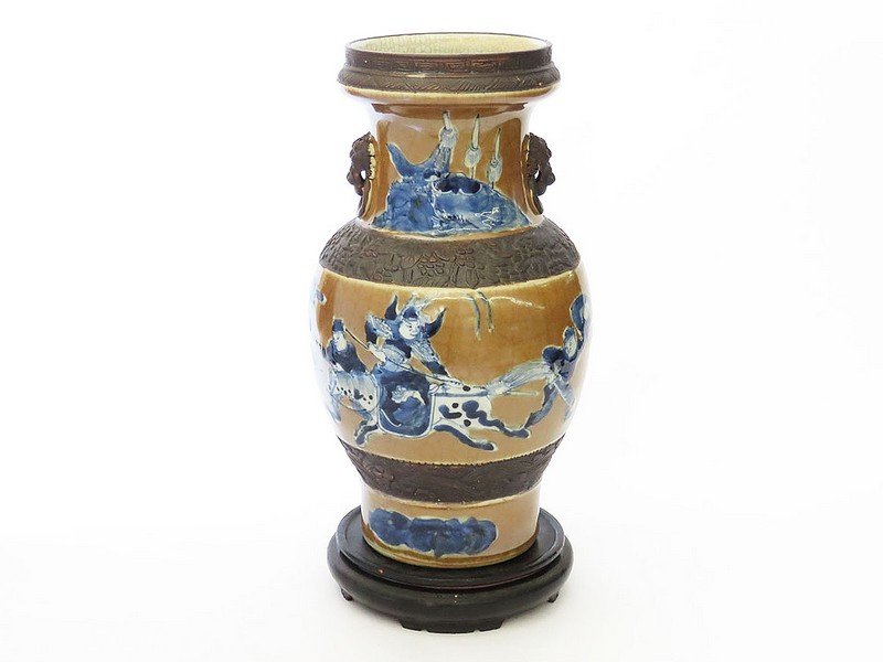 CHINESE BANKO WARE VASE SIGNED W/ SEALMARK 19TH C. (1 of 8)