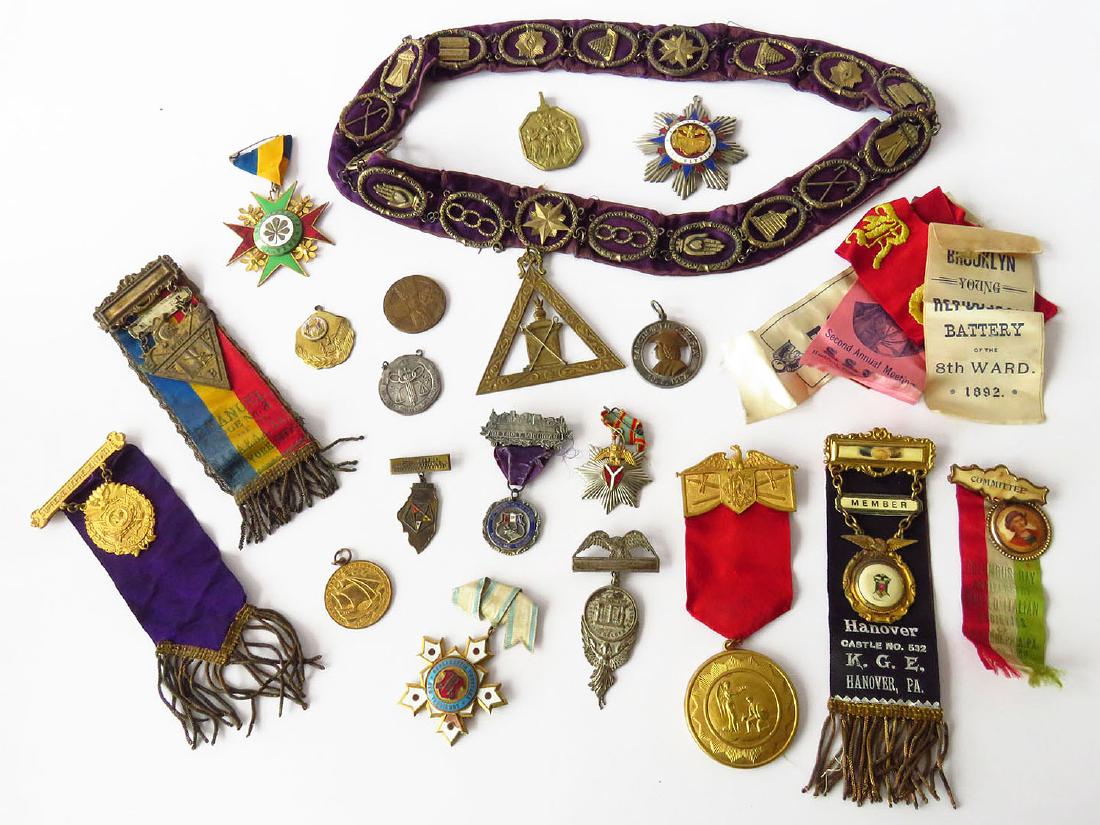 LOT VICTORIAN/ART DECO MASONIC PINS, BUTTONS & BADGES: LOT ASSORTED VICTORIAN/ART DECO MASONIC PINS, BUTTONS & BADGES 19/20TH C.
