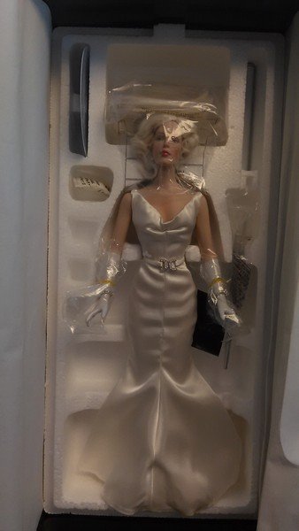 NIB Edith Head collection: Carole  with certificate of (1 of 4)