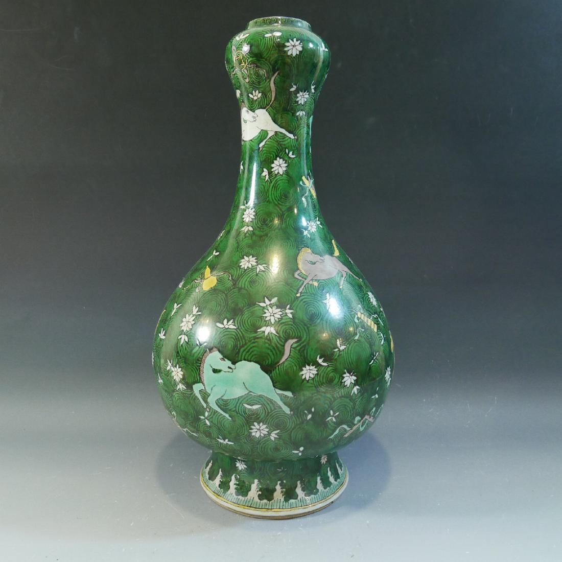 CHINESE ANTIQUE FAMILLE VERTE SANCAI PROCELAIN GARLIC: NO RESERVE ON THIS LOT! FIRST BID AT STARTING PRICE MAY GET IT. NO RESERVE ON THIS LOT! FIRST BID AT STARTING PRICE MAY GET IT. CHINESE ANTIQUE FAMILLE VERTE SANCAI PROCELAIN GARLIC VASE 19TH CENTURY.