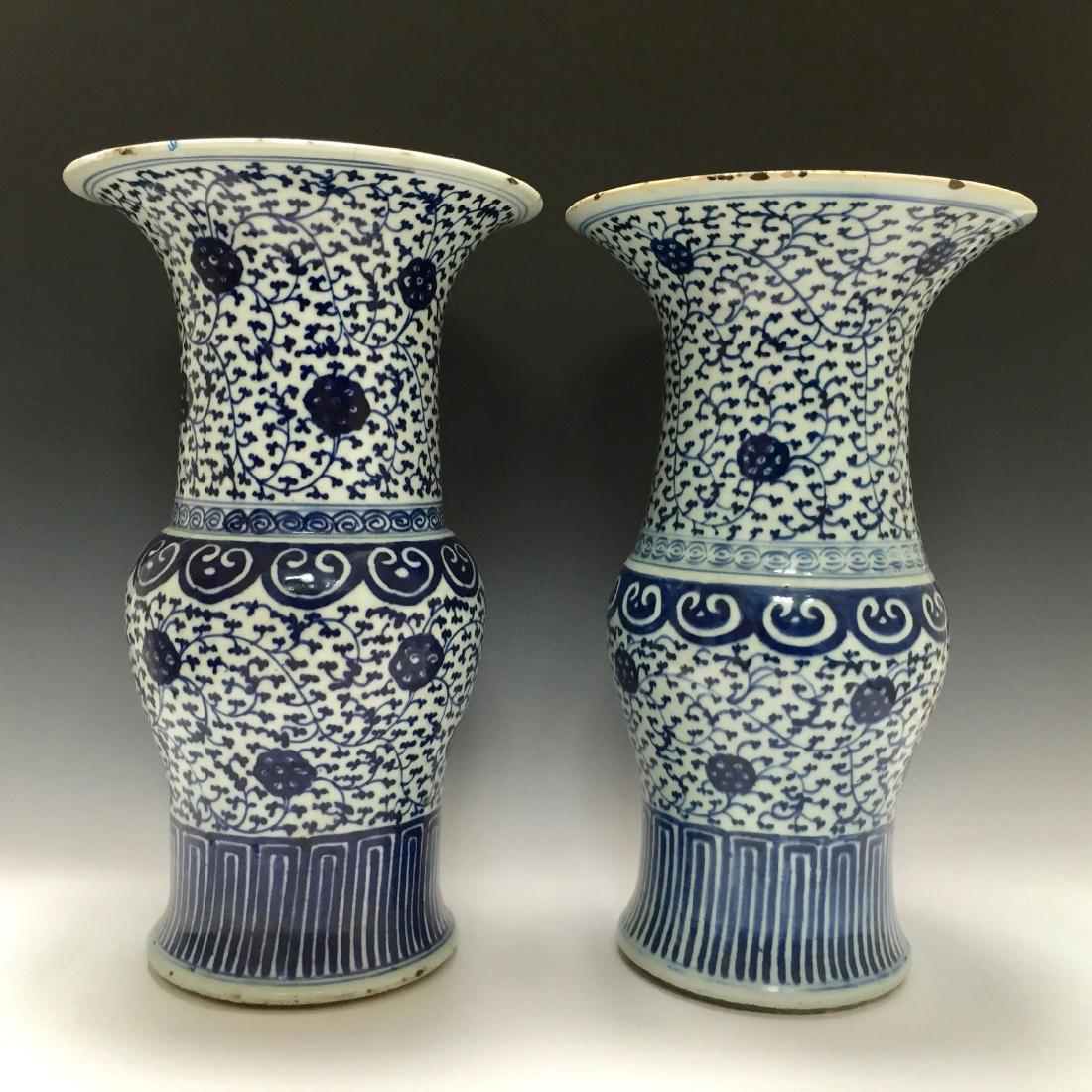 A PAIR CHINESE ANTIQUE BLUE AND WHITE PORCELAIN (1 of 7)