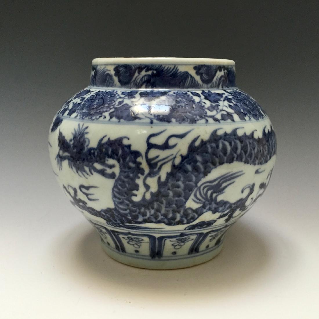 CHINESE ANTIQUE BLUE AND WHITE JAR: NO RESERVE ON THIS LOT! FIRST BID AT STARTING PRICE MAY GET IT. CHINESE ANTIQUE BLUE AND WHITE JAR. PROVENANCE - MARYLAND ESTATE. H: 12.3cm