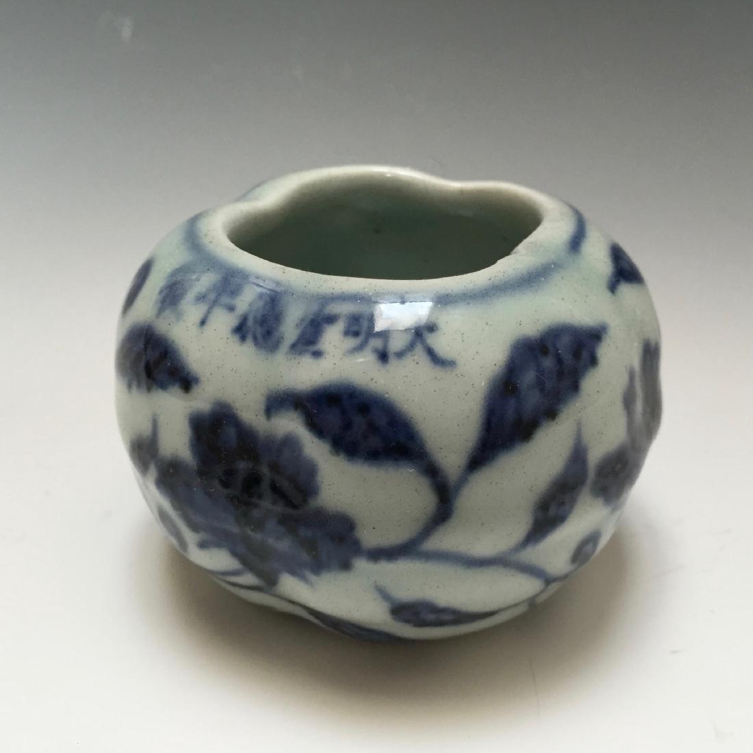 CHINESE ANTIQUE BLUE AND WHITE BIRD FOOD POT: NO RESERVE ON THIS LOT! FIRST BID AT STARTING PRICE MAY GET IT. CHINESE ANTIQUE BLUE AND WHITE BIRD FOOD POT. H:5cm