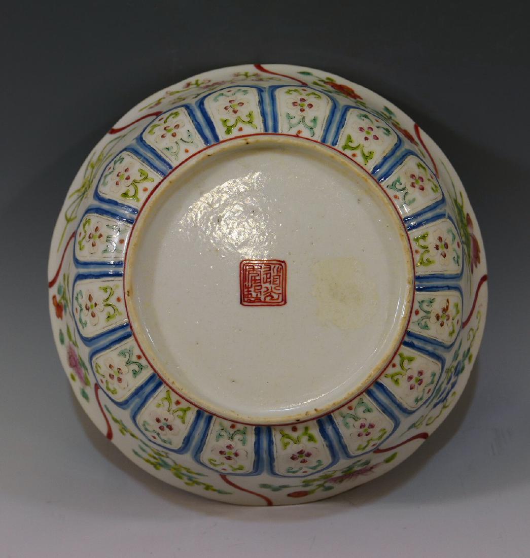 CHINESE ANTIQUE FAMILLE ROSE BOWL - DAOGUANG MARK AND: CHINESE ANTIQUE FAMILLE ROSE PORCELAIN BOWL - DAOGUANG MARK AND PERIOD. 18 CM WIDE. 6.2 CM TALL. PROVENANCE - BETHESDA MD ESTATE