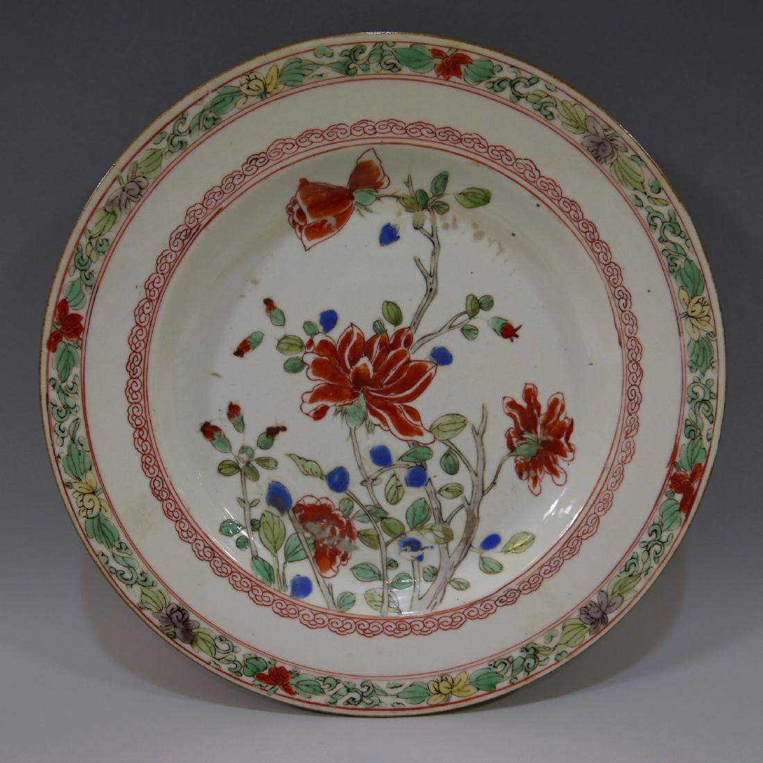 CHINESE ANTIQUE FAMILLE ROSE PORCELAIN PLATE - 17TH: CHINESE ANTIQUE FAMILLE ROSE PORCELAIN PLATE - 17TH CENTURY. KANGXI PERIOD 22.5 CM WIDE. PROVENANCE - BETHESDA MD ESTATE