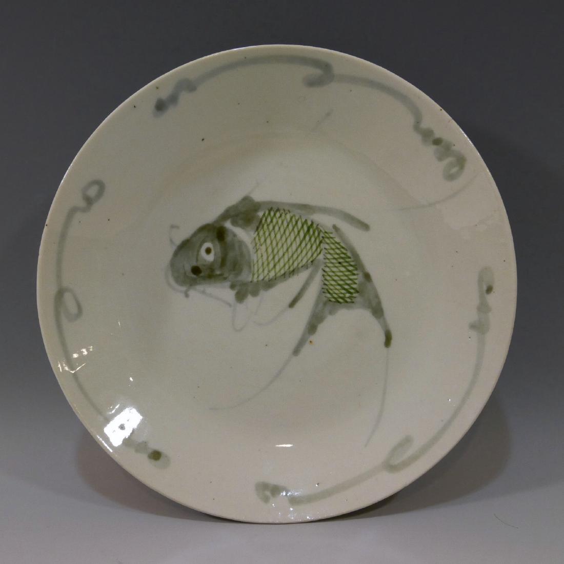 CHINESE ANTIQUE FISH PORCELAIN PLATE - MING DYNASTY (1 of 5)