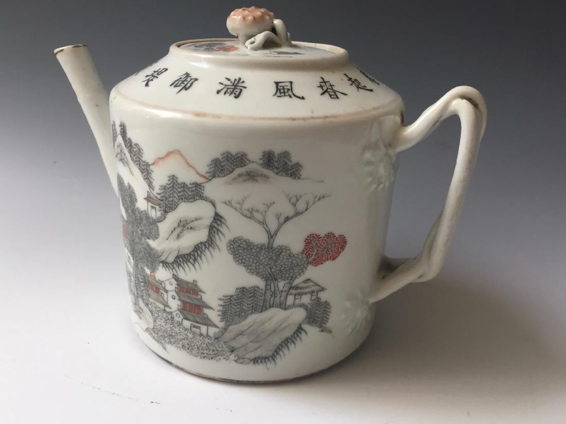 A CHINESE ANTIQUE FAMILL ROSE PORCELAIN TEAPOT, SIGNED.: A CHINESE ANTIQUE FAMILL ROSE PORCELAIN TEAPOT, LATE19C. H:14cm