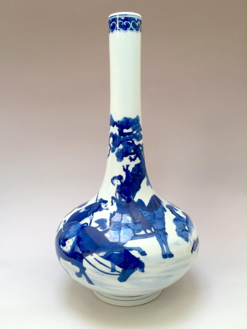 A CHINESE ANTIQUE BLUE AND WHITE VASE, MARKED.: A CHINESE ANTIQUE BLUE AND WHITE VASE, MARKED. H: 38 cm