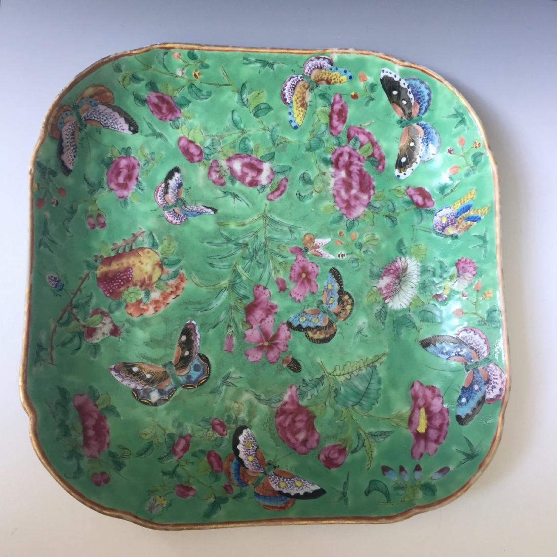 A FINE CHINESE ANTIQUE FAMILL ROSE PORCELAIN DISH,19C: A FINE CHINESE ANTIQUE FAMILL ROSE PORCELAIN DISH H:24.5cm