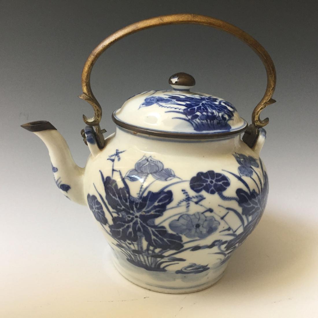 A CHINESE ANTIQUE BLUE AND WHITE PORCELAIN TEAPOT,19C.: A CHINESE ANTIQUE BLUE AND WHITE PORCELAIN TEAPOT,19C. H:14.5cm