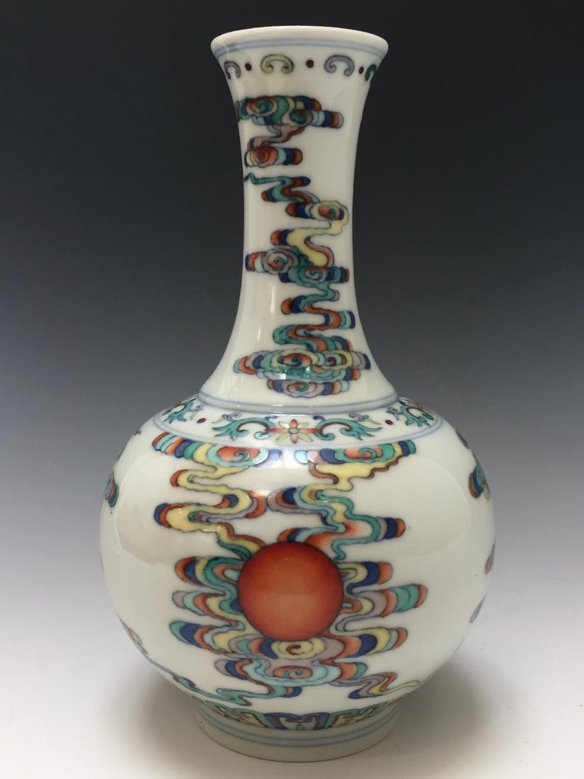 A FINE CHINESE DOUCAI VASE SEAL MARK OF YONGZHENG (1 of 8)