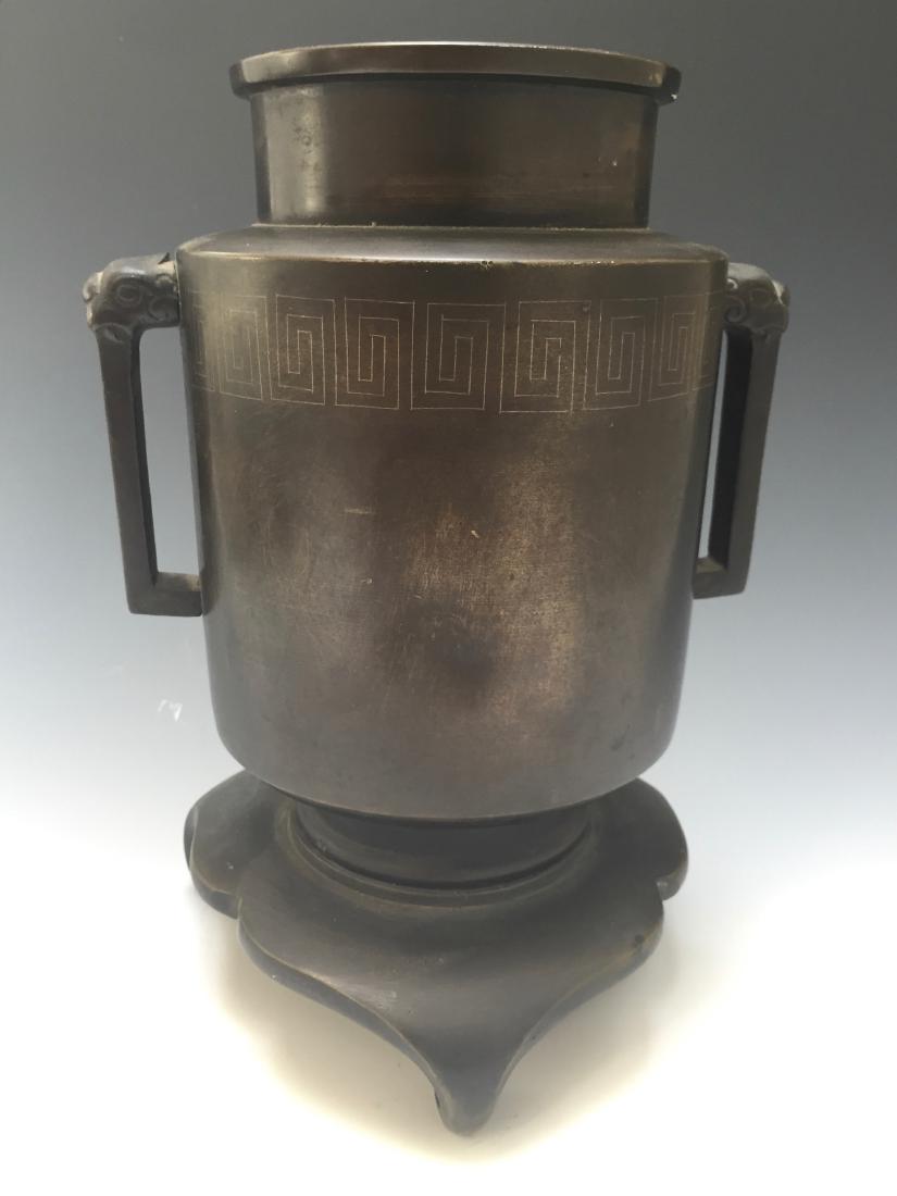 A LARGE CHINESE ANTIQUE BRONZE CENSER, 18TH OR 19TH CT: A LARGE CHINESE ANTIQUE BRONZE CENSER, 18TH OR 19TH CT PROVENANCE - MARYLAND ESTATE H:29cm
