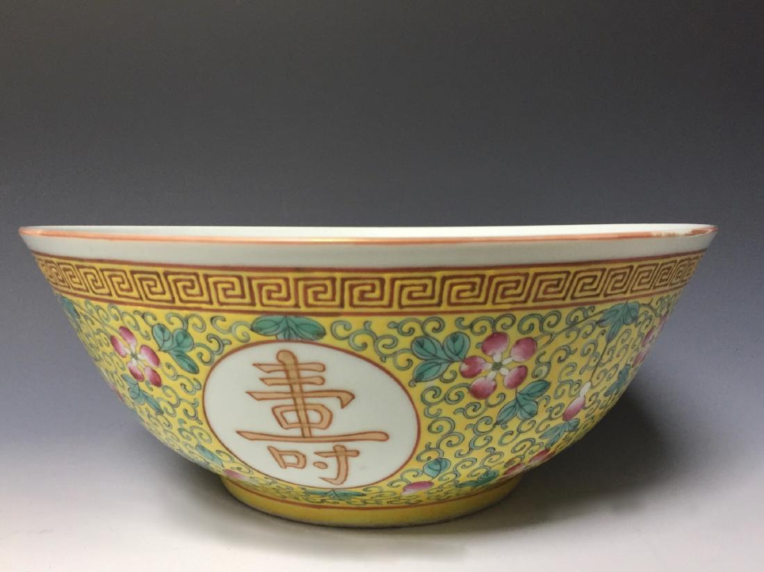 A BIG BEAUTIFUL CHINESE ANTIQUE FAMILL ROSE PORCELAIN: A BIG BEAUTIFUL CHINESE ANTIQUE FAMILL ROSE PORCELAIN BOWL, GUANGXU MARKED AND PERIOD. W:27.5cm