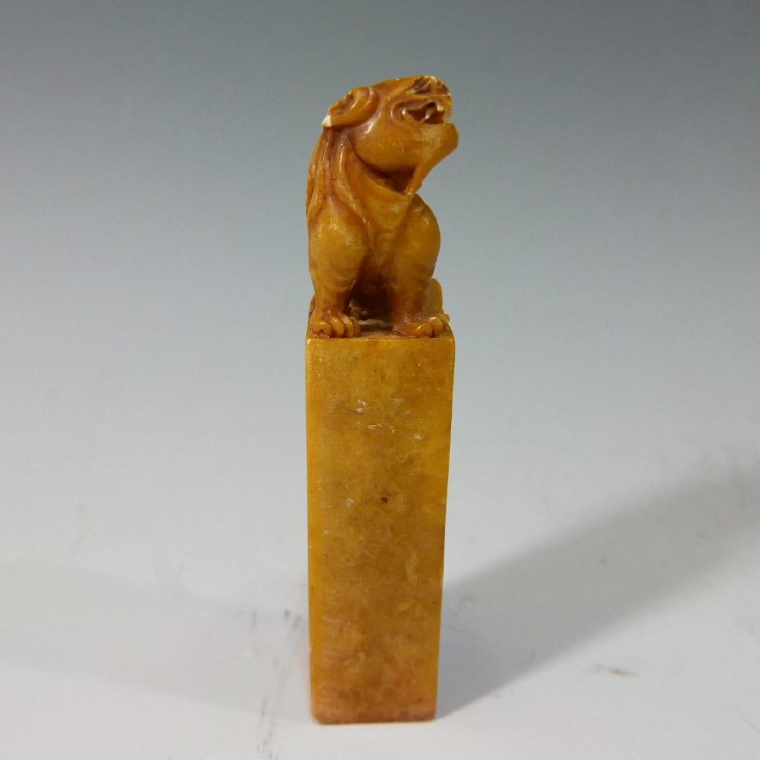 ANTIQUE CHINESE SOAPSTONE SEAL: ANTIQUE CHINESE SOAPSTONE SEAL. 8 CM TALL. 1.7 CM WIDE