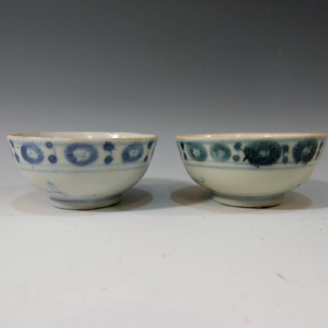 2 CHINESE ANTIQUE BLUE WHITE PORCELAIN CUP - KANGXI (1 of 3)