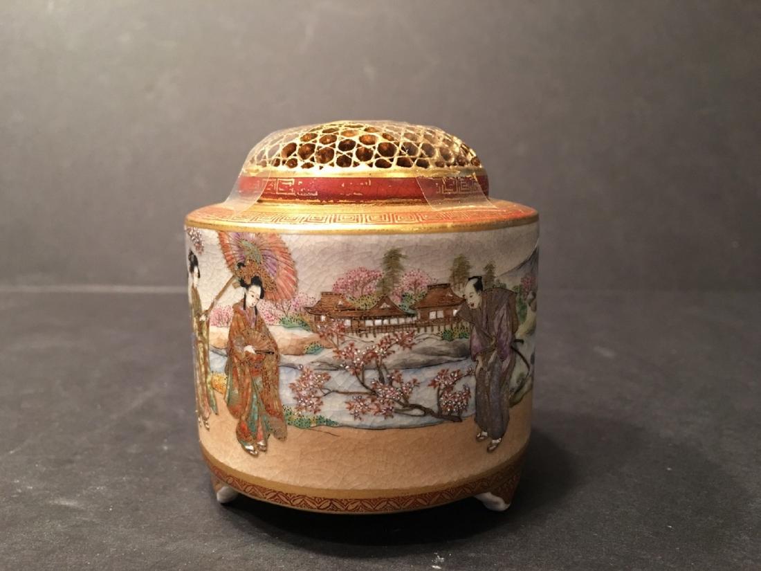 ANTIQUE Japanese Satsuma Cricket Covered Jar, Meiji: ANTIQUE Japanese Satsuma Cricket Covered Jar, Meiji period. 3" high