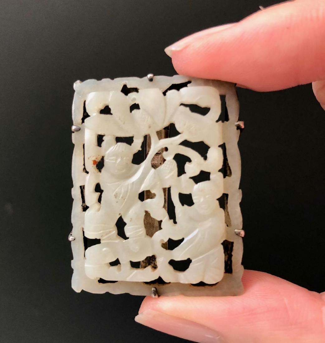 FINE ANTIQUE JADE SET WITH SILVER PENDANT.: FINE ANTIQUE JADE SET WITH SILVER PENDANT. H: 6cm