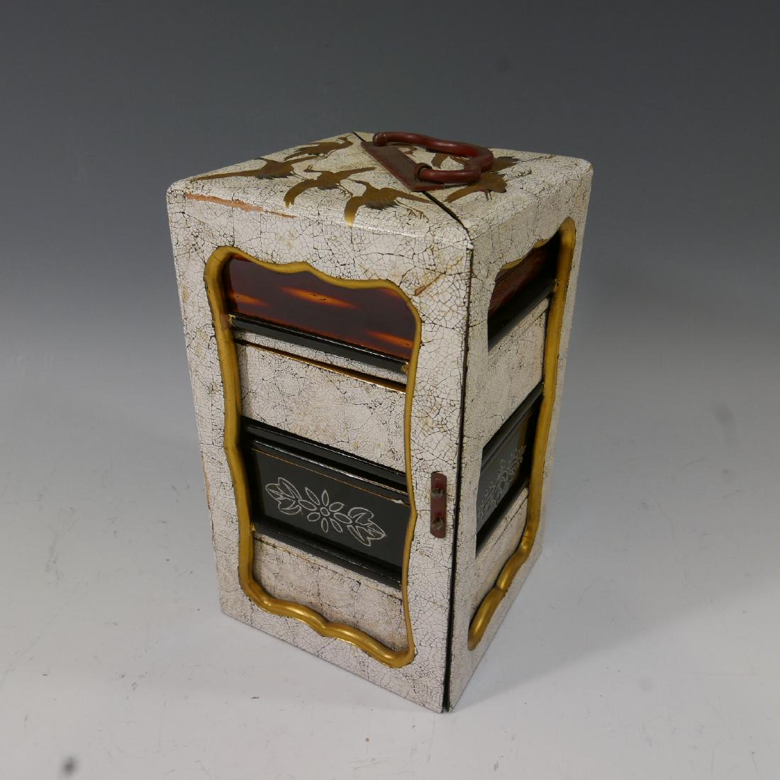 ANTIQUE JAPANESE LACQUER BOX - MEIJI PERIOD: NO RESERVE ON THIS LOT! ANTIQUE JAPANESE LACQUER BOX - MEIJI PERIOD. 18 X 10 X 10 CM WHEN ASSEMBLED. PROVENANCE - IMPORTANT WASHINGTON DC COLLECTION