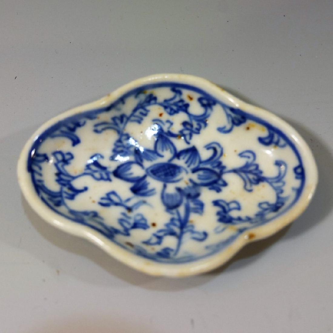 CHINESE ANTIQUE BLUE WHITE PORCELAIN DISH - QING: NO RESERVE ON THIS LOT! CHINESE ANTIQUE BLUE WHITE PORCELAIN DISH - QING DYNASTY MARKED 7 CM WIDE PROVENANCE - AN IMPORTANT WASHINGTON DC JAPANESE COLLECTION OF MING BLUE AND WHITE PORCELAINS AND EARL