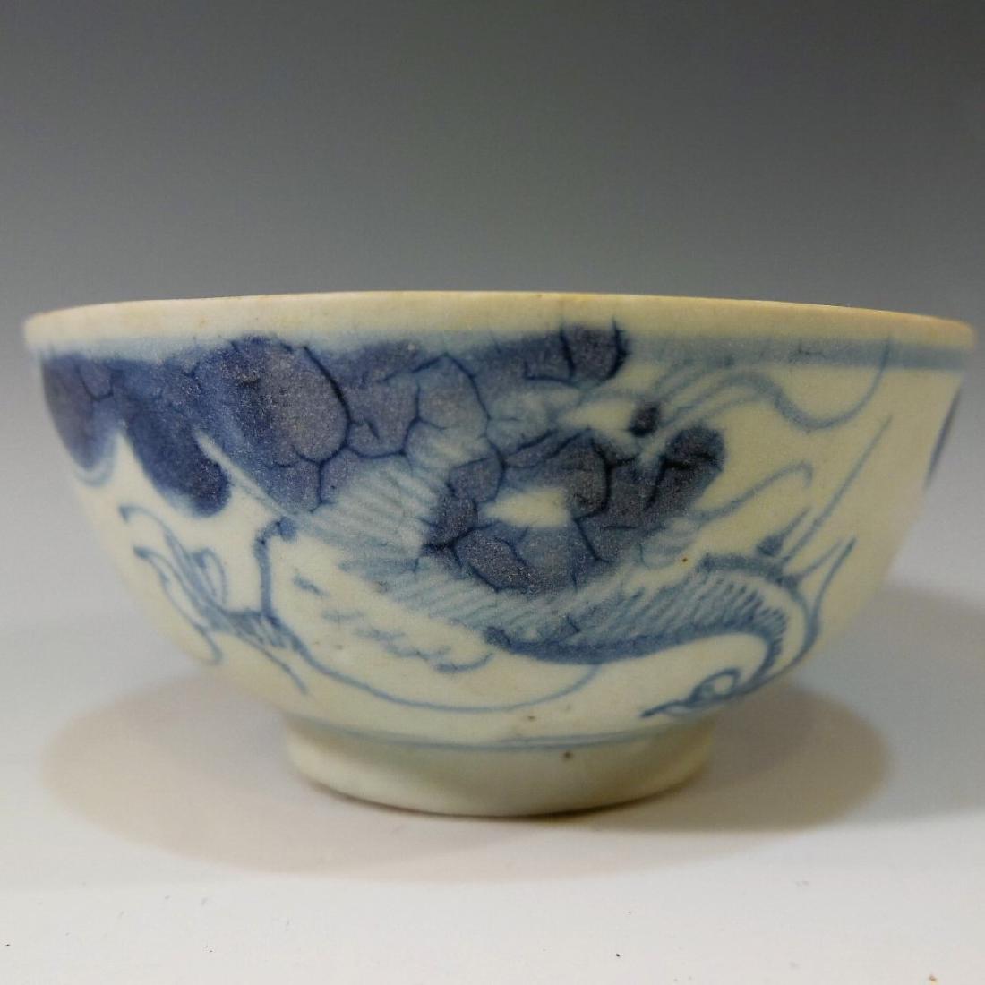 CHINESE ANTIQUE BLUE WHITE PORCELAIN CUP - MING DYNASTY: NO RESERVE ON THIS LOT! CHINESE ANTIQUE BLUE WHITE PORCELAIN CUP - MING DYNASTY 11 CM WIDE PROVENANCE - AN IMPORTANT WASHINGTON DC JAPANESE COLLECTION OF MING BLUE AND WHITE PORCELAINS AND EARLY CERAM