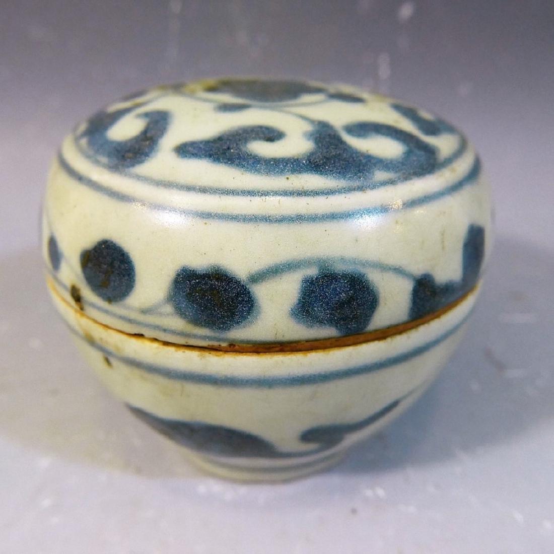 ANTIQUE CHINESE BLUE WHITE PORCELAIN COVERED BOX - MING: NO RESERVE ON THIS LOT! ANTIQUE CHINESE BLUE WHITE PORCELAIN COVERED BOX - MING DYNASTY. 8.3 CM WIDE. PROVENANCE - BETHESDA MD ESTATE